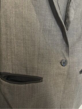 Woman's Gray Textured Single-Breasted Blazer